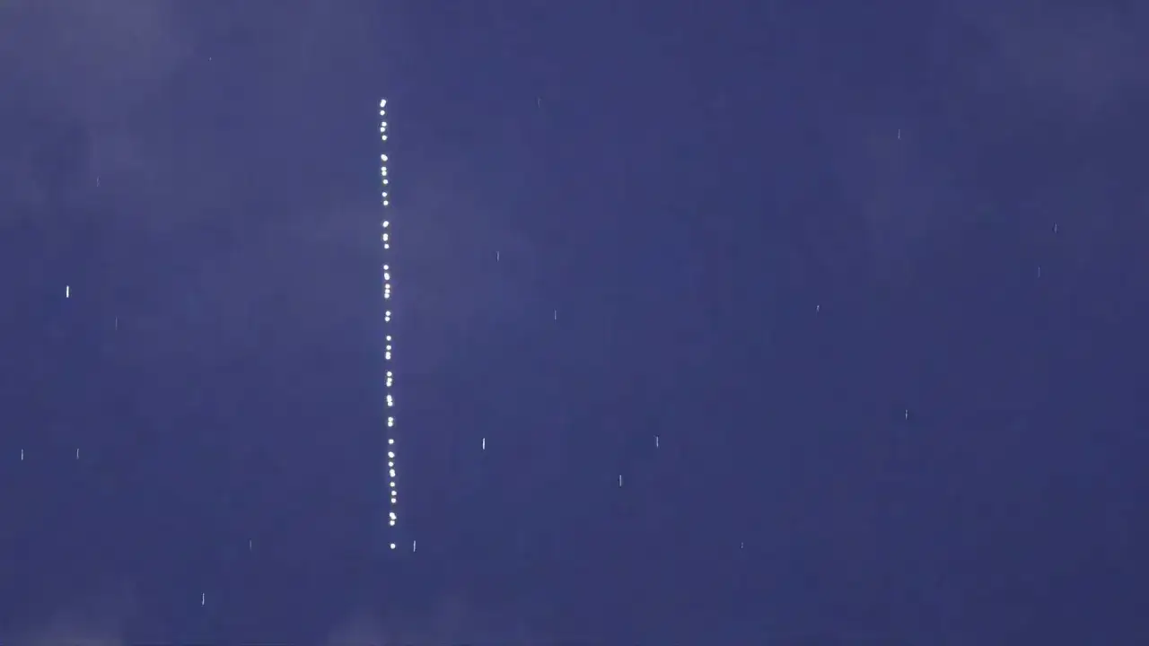 Jasny łańcuch punktów na nocnym niebie, widoczny dziś nad Polską. To Starlink, tworzący kosmiczny pociąg.