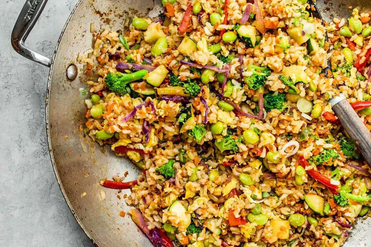 Ryż z warzywami po chińsku w woku: brokuły, edamame, marchewka, papryka, cukinia i jajko.