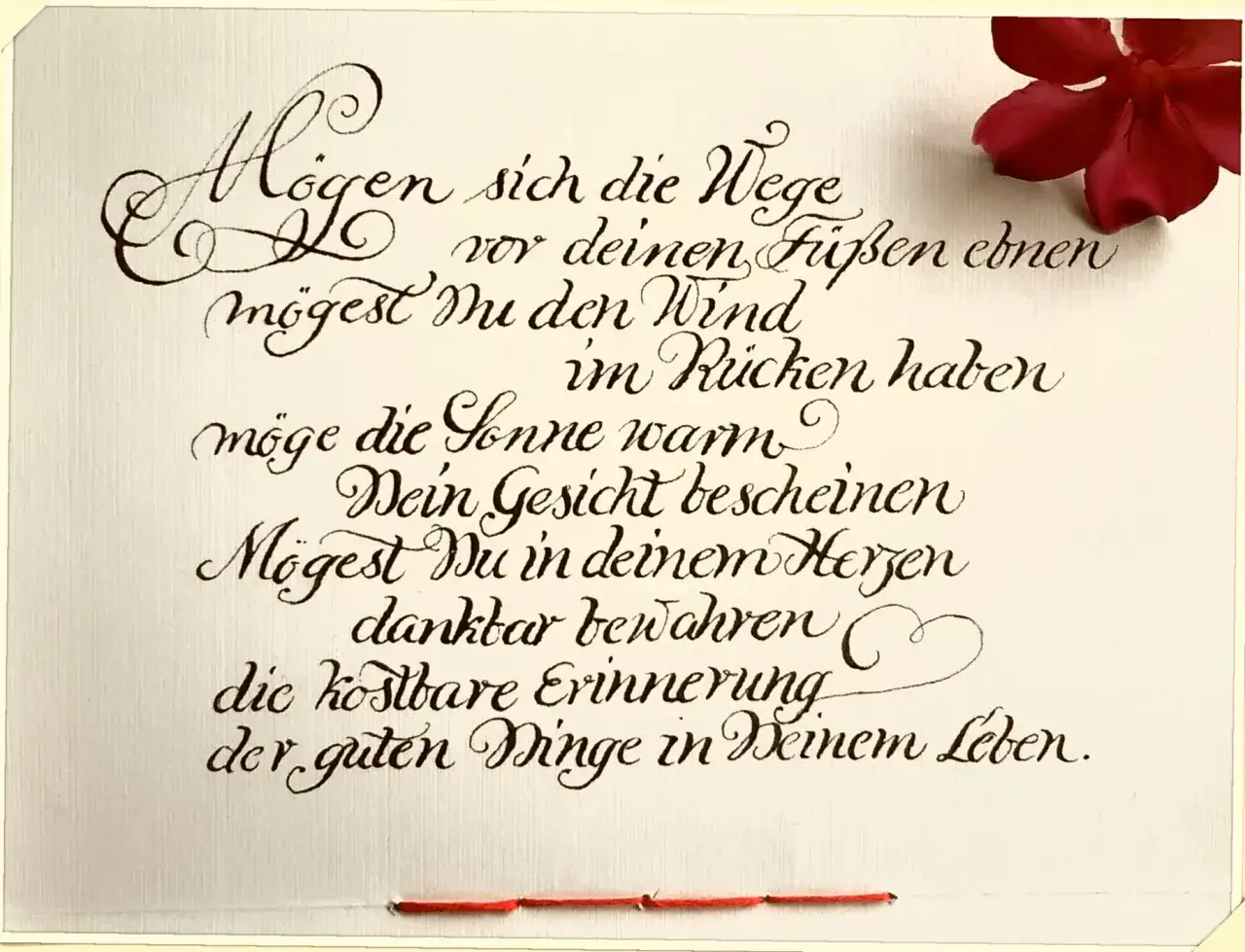 Ein irischer Segenswunsch in sch&ouml;ner Kalligrafie: M&ouml;gen sich die Wege vor deinen F&uuml;&szlig;en ebnen, der Wind im R&uuml;cken wehen und die Sonne dein Gesicht w&auml;rmen.