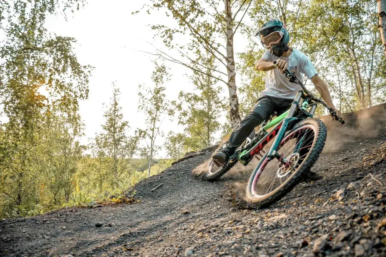 rowerzysta MTB w trudnym terenie