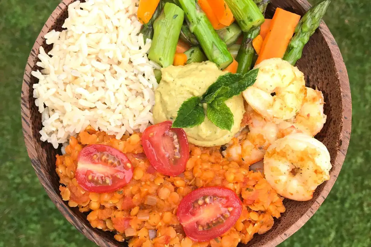 bunte vegetarische Buddha Bowl mit Reis und Kichererbsen