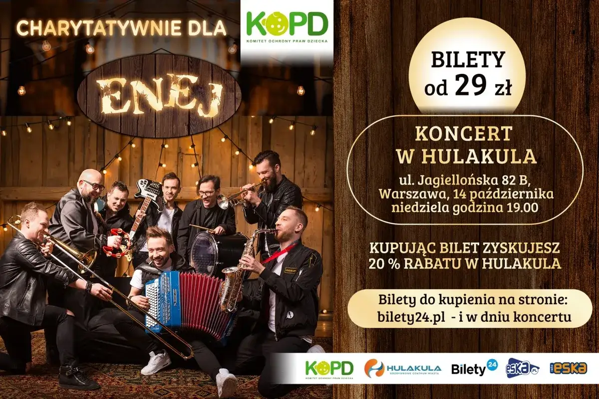 Zespół Enej gra na koncercie charytatywnym dla KOPD. Muzycy grają na instrumentach, w tym na akordeonie i saksofonie.