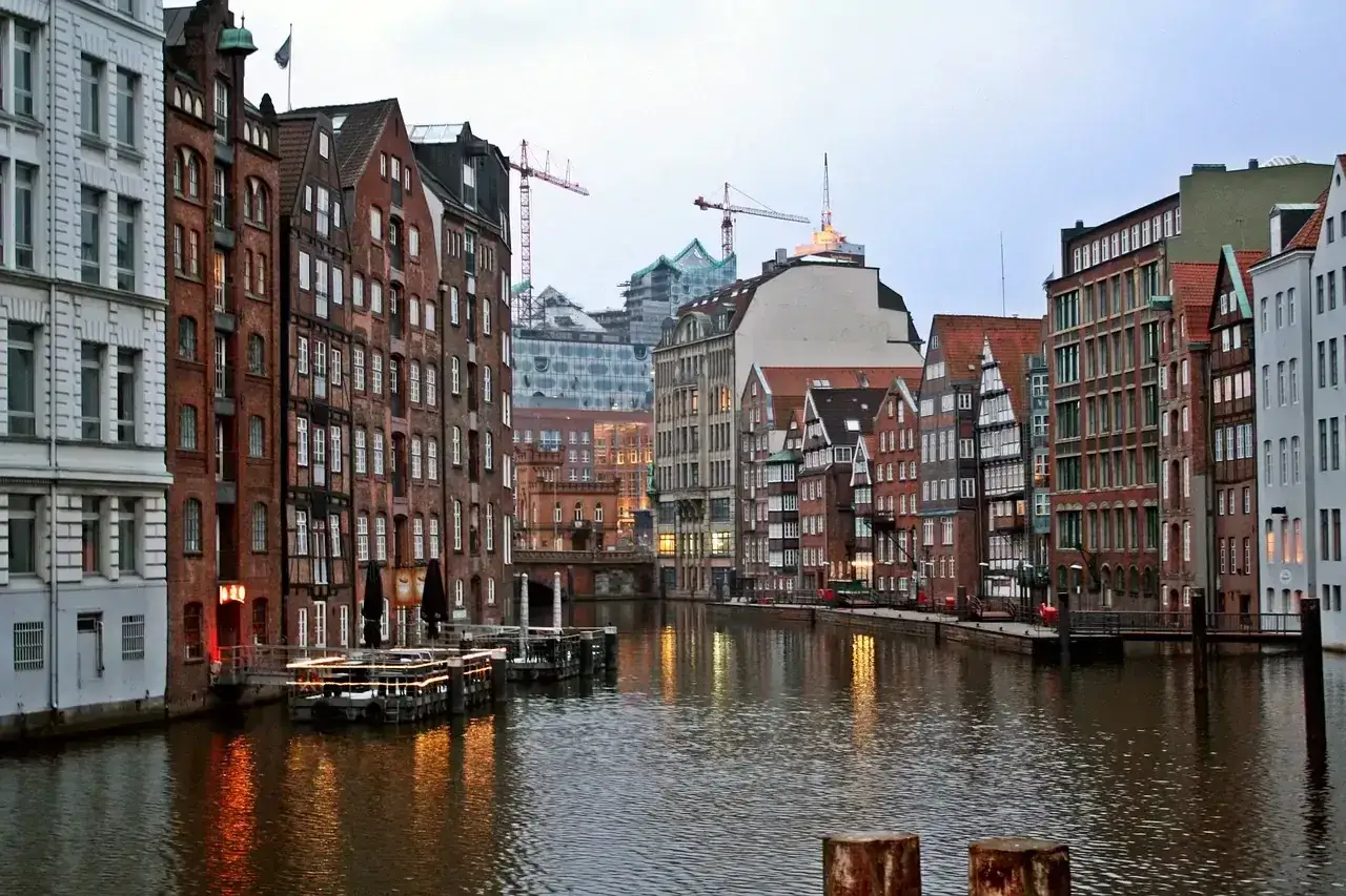 Speicherstadt in Hamburg, wo man die historische Architektur und das Wasser genießen kann, fast wie umsonst.