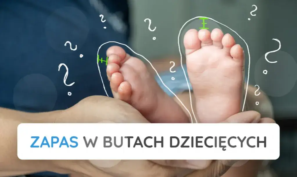 Rodzic sprawdzający dopasowanie buta na stopie dziecka