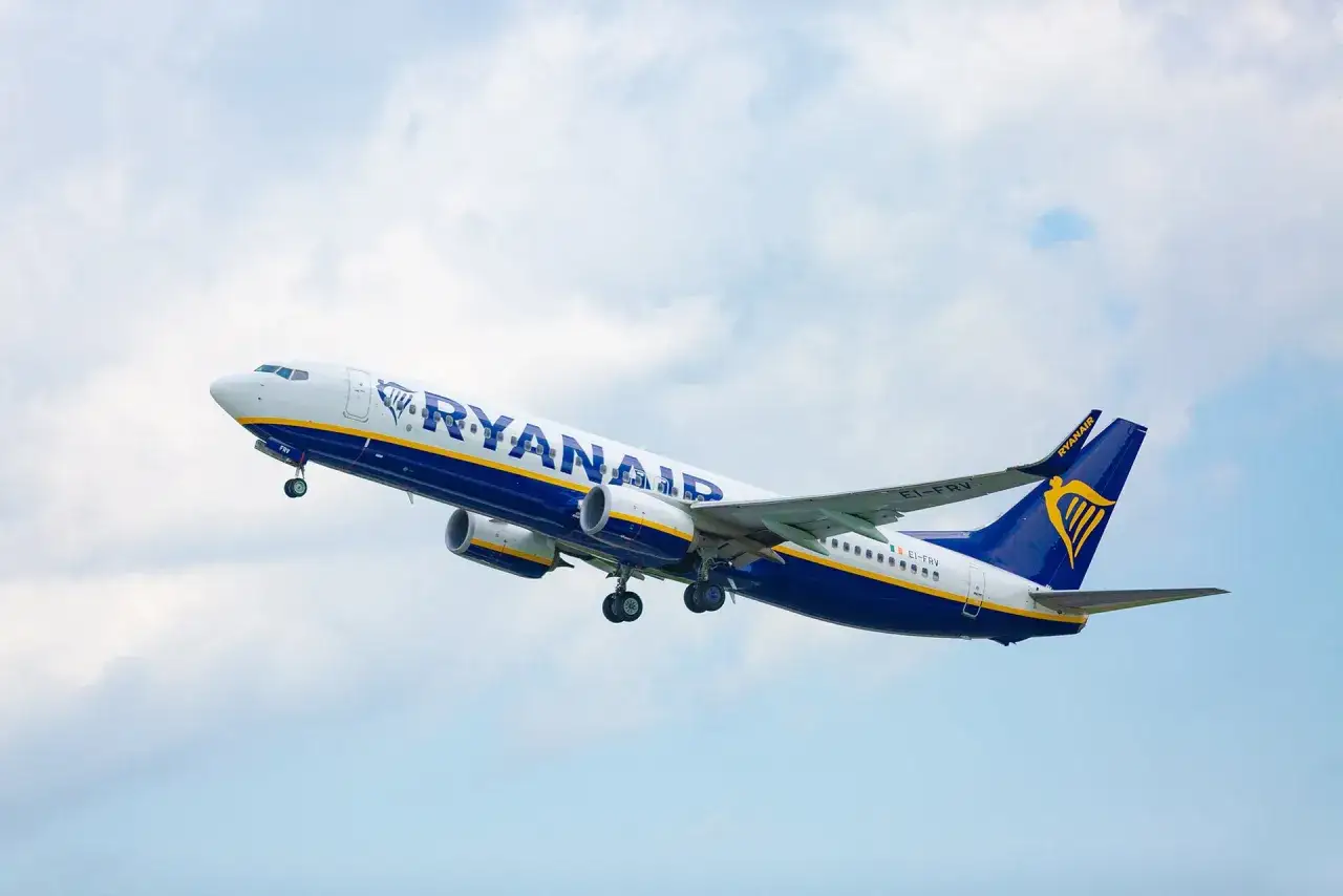 Ryanair wznosi się na niebo, oferując tanie loty z Łodzi.