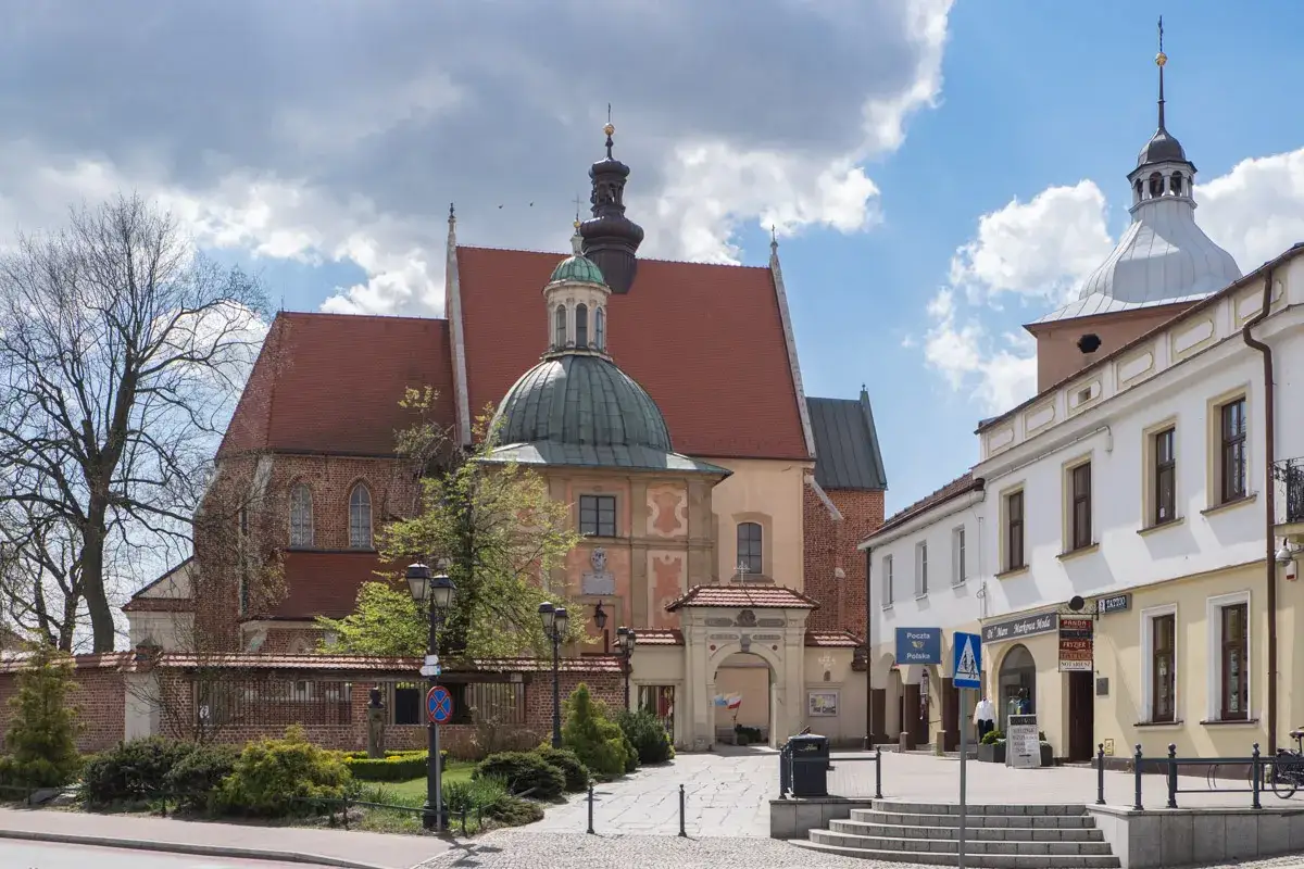 Urokliwy plac w Niepołomicach z zabytkowym kościołem i kamienicami. Wspaniałe niepołomice atrakcje czekają!