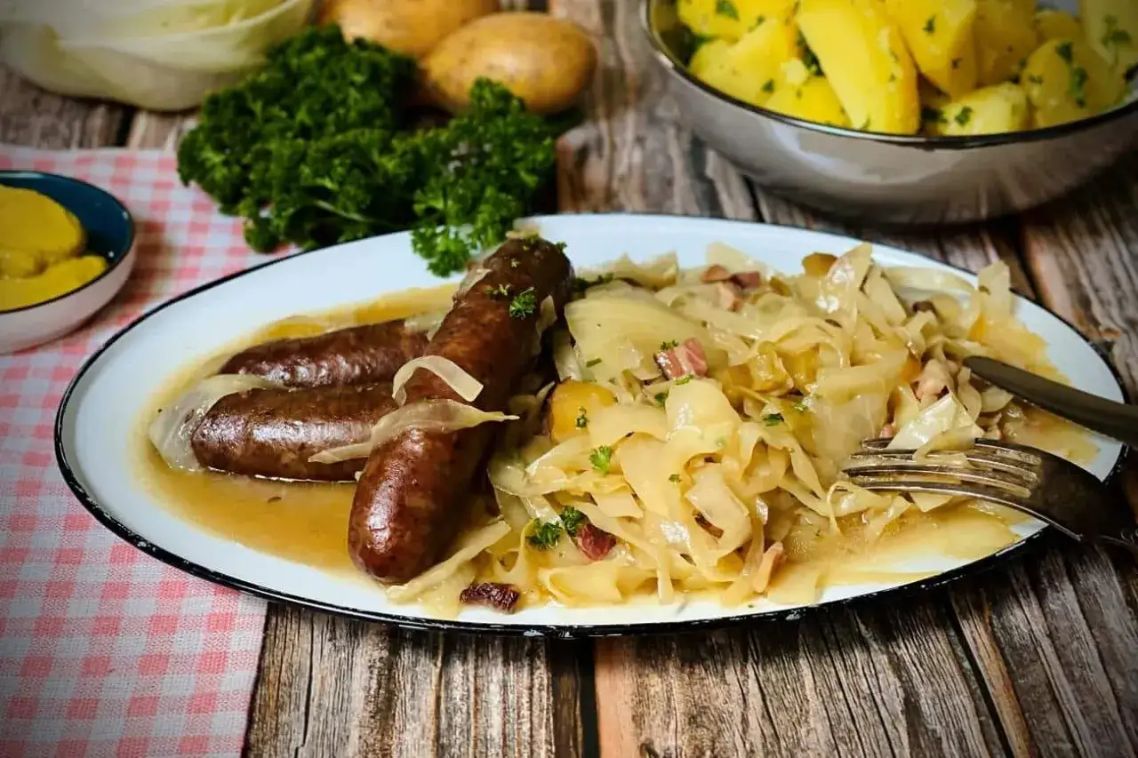 Deftige Bratwurst mit Sauerkraut und Kartoffeln, ein Klassiker für schnelle Gerichte.