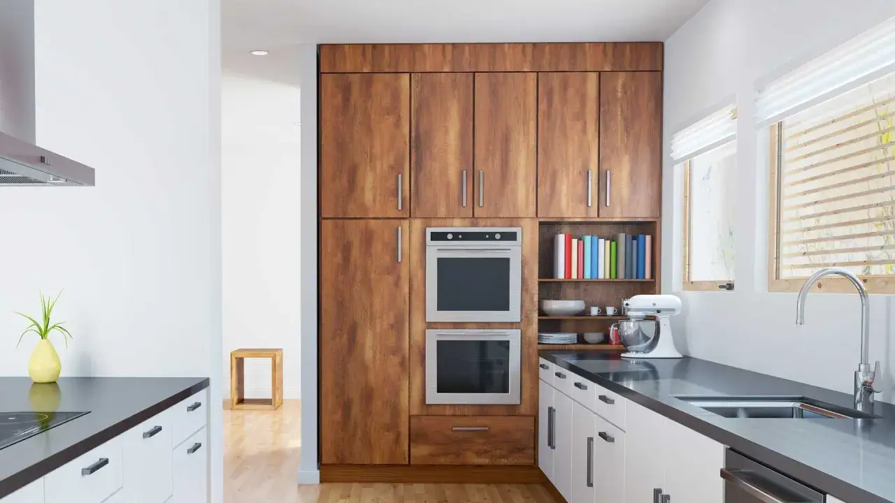 Cuisine moderne avec armoires en bois, deux fours encastrables, et un **dimension micro onde encastrable** int&eacute;gr&eacute;.