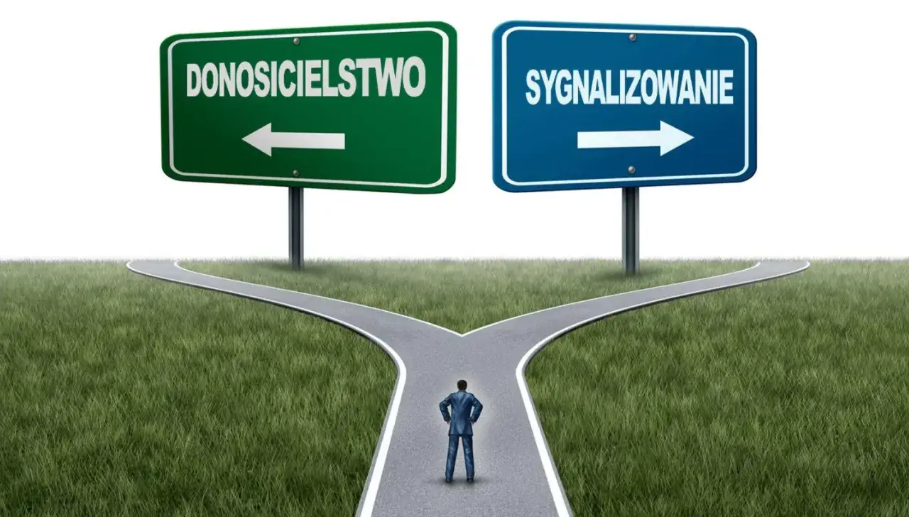 Mężczyzna stoi na rozdrożu. Zielony znak 