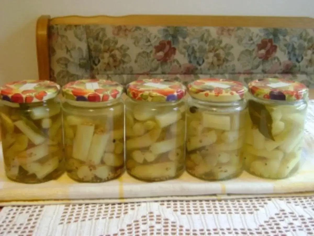 F&uuml;nf Gl&auml;ser mit eingelegtem Spargel, bereit f&uuml;r die Lagerung.
