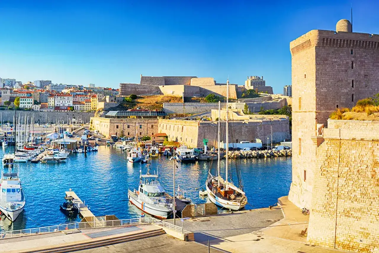 Porto di Marsiglia con barche e fortezza. Ideale per marsiglia escursioni fai da te.