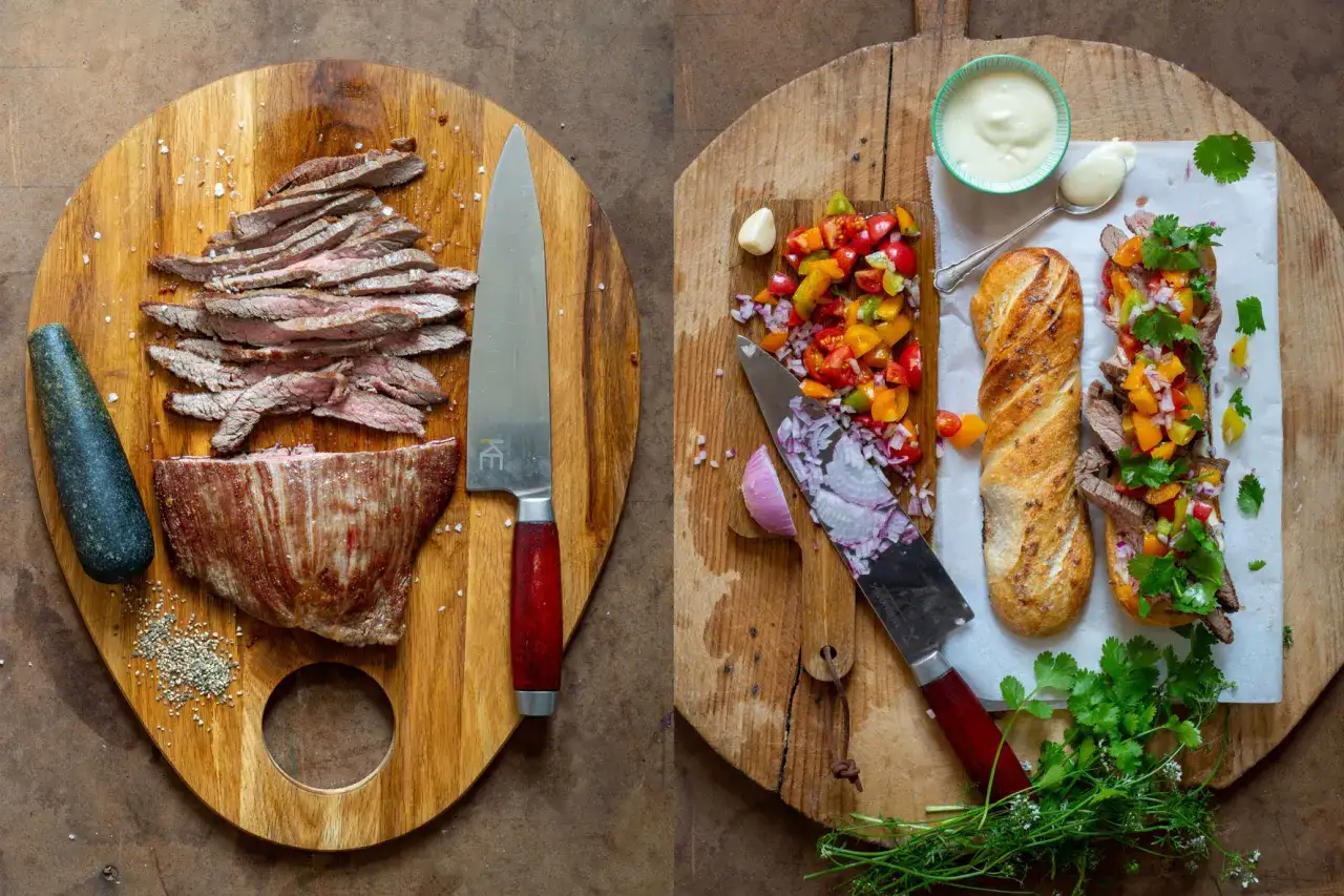 Skivad, grillad flapsteak p&aring; en tr&auml;sk&auml;rbr&auml;da, redo att fyllas i baguetter med f&auml;rsk salsa och &ouml;rter.