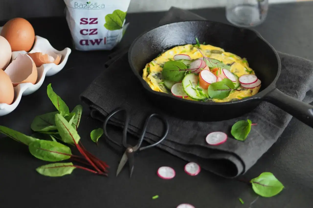 Pyszny omlet z rzodkiewką i og&oacute;rkiem, idealny na śniadanie. Ten przepis na omlet jest prosty i szybki.