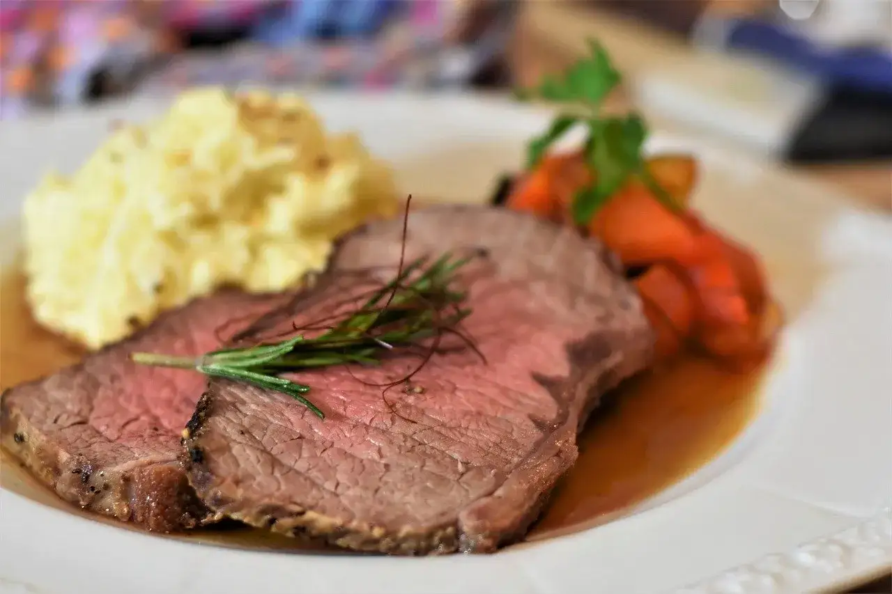 Skivad rostbiff, perfekt medium rare, serverad med potatismos och glaserade mor&ouml;tter. En h&auml;rlig middag.