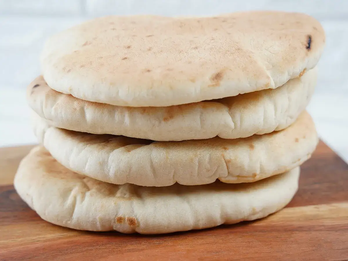 Pile de pains pita dorés, parfaits pour une recette pita maison.