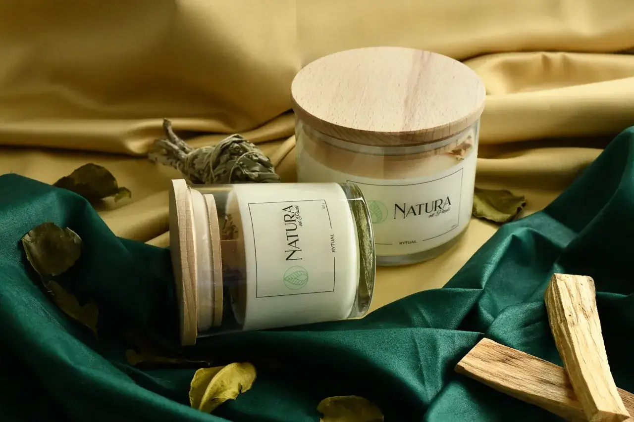 Dwie świece Natura od Pauli, kadzidełka i suszone liście tworzą atmosferę domowego spa.