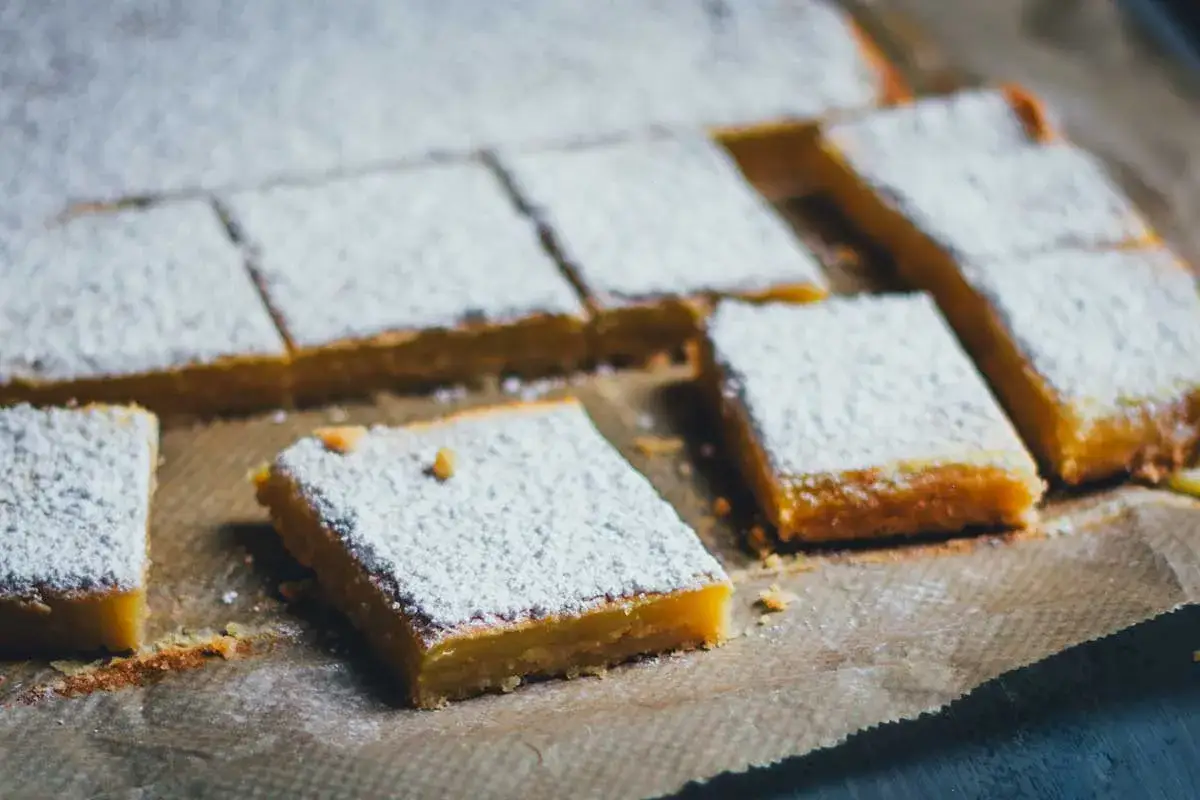 Saftige Lemon Bars, best&auml;ubt mit Puderzucker, warten darauf, nach diesem einfachen lemon bars rezept gebacken zu werden.