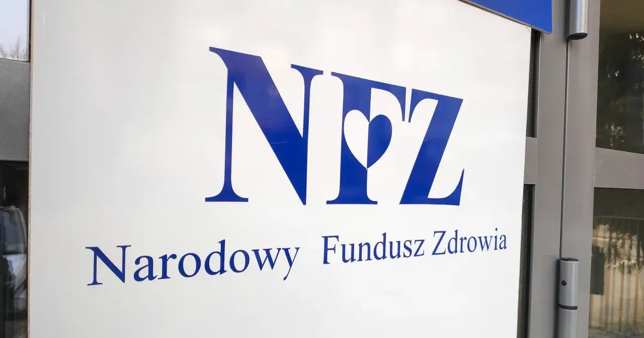 Logo Narodowego Funduszu Zdrowia. Czy służba zdrowia to budżetówka? NFZ to instytucja publiczna, która finansuje świadczenia zdrowotne.
