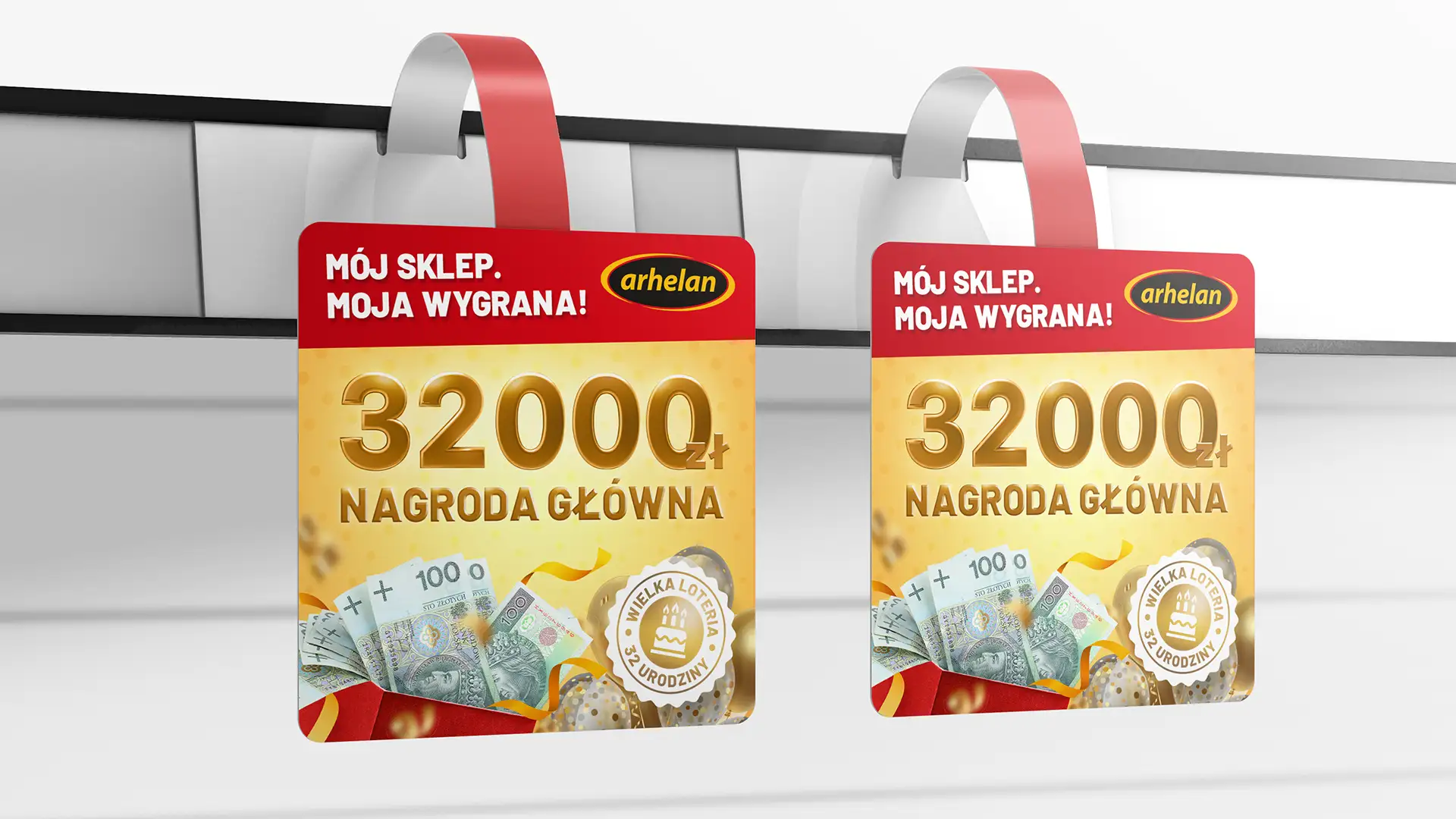 Dwa wobblery reklamowe informujące o nagrodzie gł&oacute;wnej 32000 zł w wielkiej loterii promocyjnej.