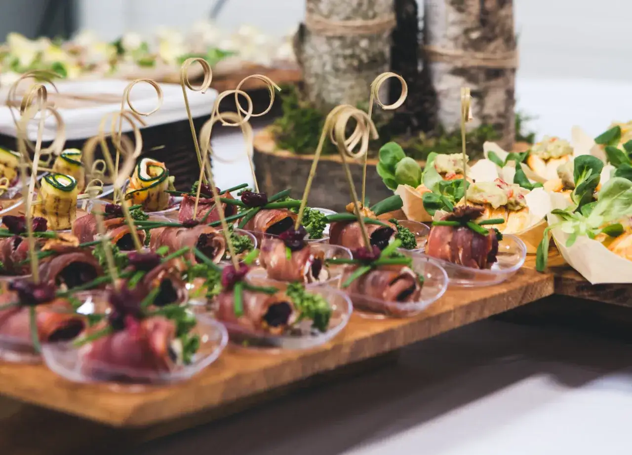różnorodny catering na przyjęcie, bufet, dania serwowane