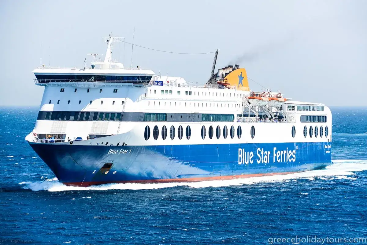 Prom Blue Star Ferries płynie po morzu, zmierzając na Santorini.