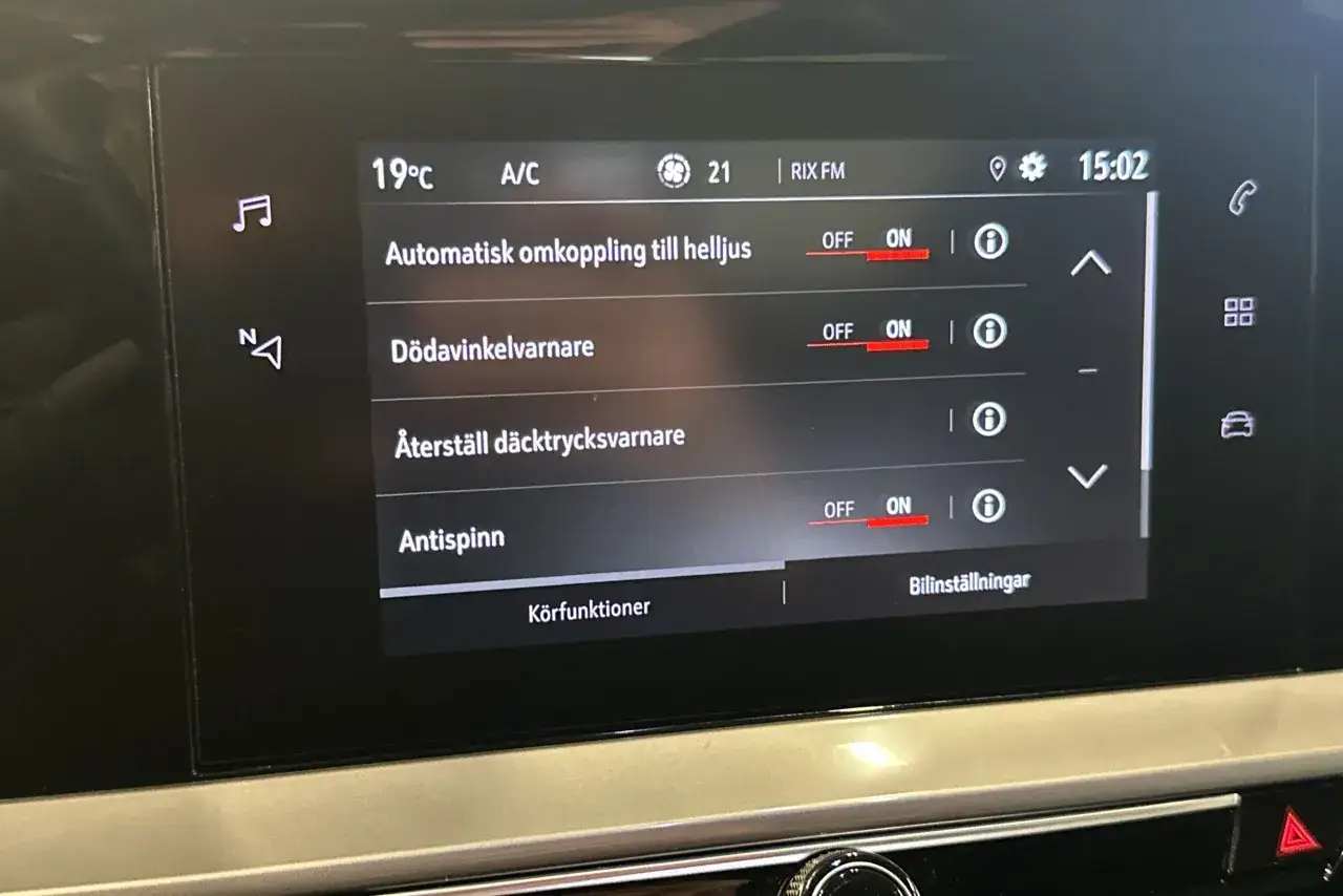 Opel Mokka-skärm visar inställningar för automatisk helljusomkoppling, dödavinkelvarnare, däcktryck och antispinn. Kanske ett problem med en av dessa funktioner?