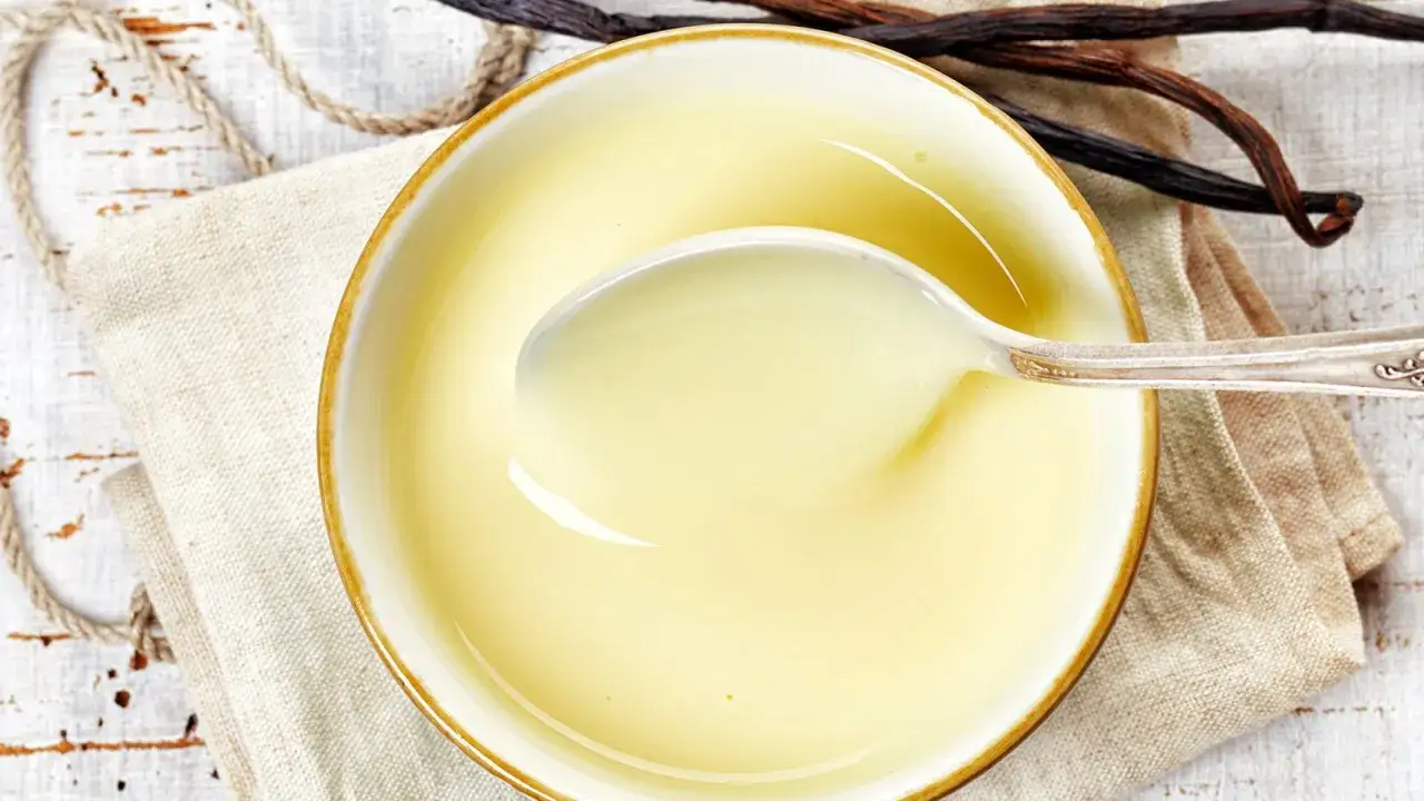 Cremige Vanillesauce in einer Schüssel, bereit zum Genießen. So einfach ist vanillesauce selber machen!