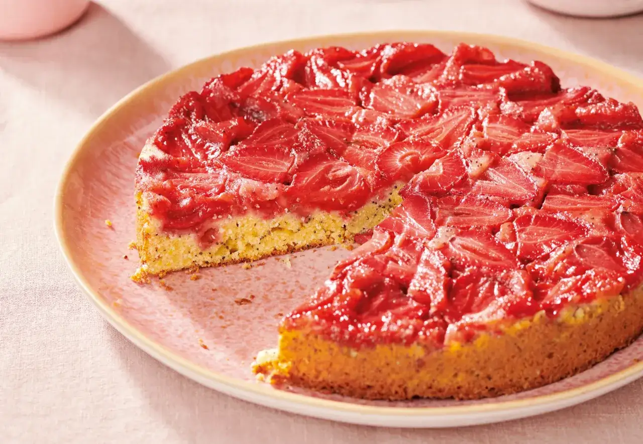 Ein saftiger Erdbeerkuchen, der zum Reinbeißen einlädt. Dieser Dreh dich um Kuchen ist ein Genuss!