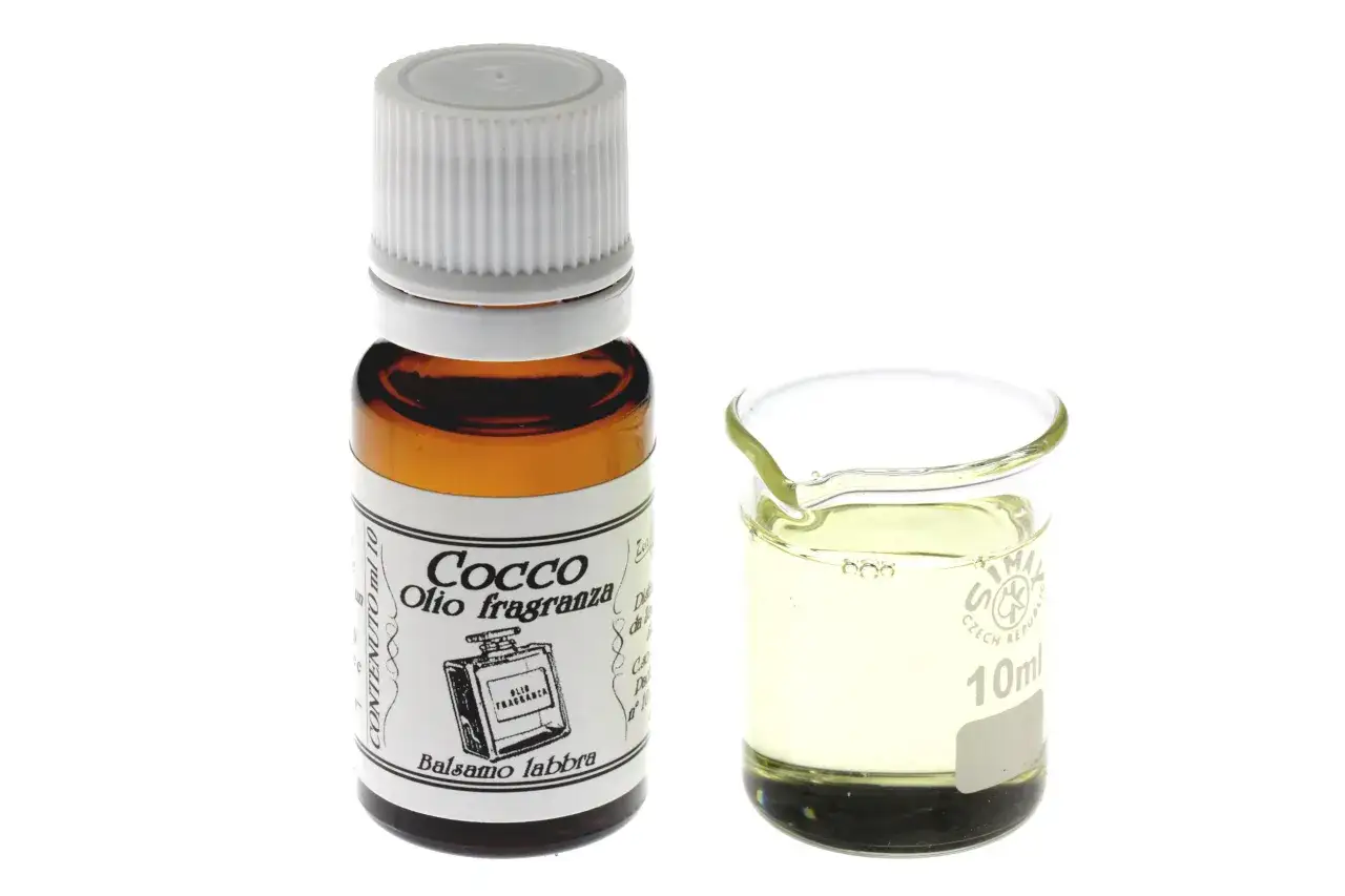 Flacone di olio di cocco fragranza, ideale per balsamo labbra, accanto a un piccolo becher con liquido giallo.
