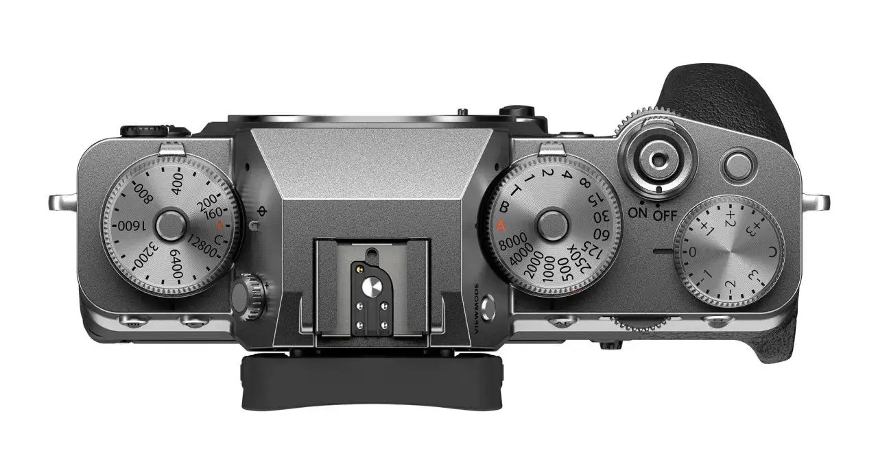 Górna część aparatu Fujifilm X-T4 z pokrętłami ISO, czasu naświetlania i kompensacji ekspozycji.