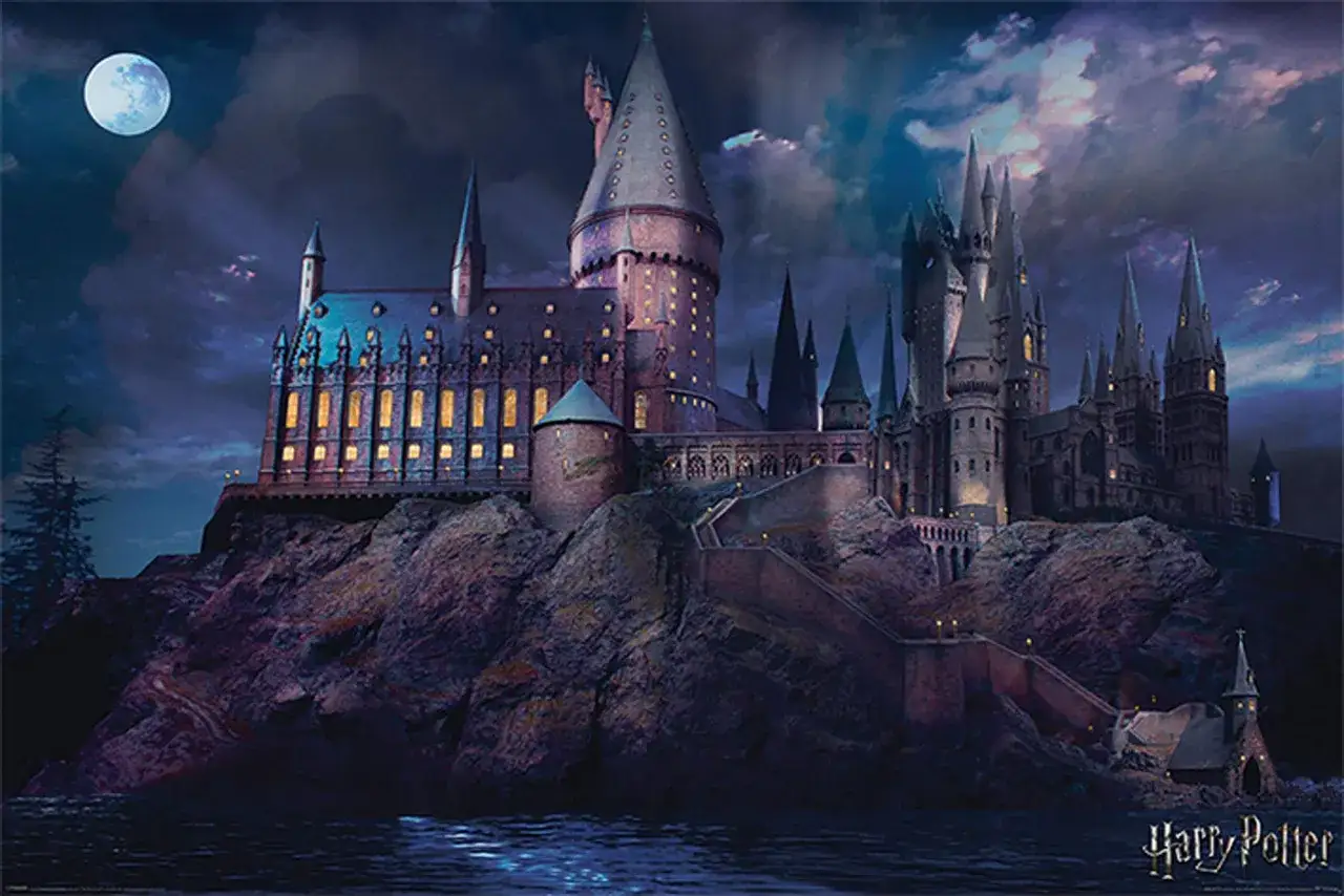 Magiczny zamek Hogwart nocą, oświetlony blaskiem księżyca. To serce uniwersum Harry'ego Pottera, pełne tajemnic i przygód.
