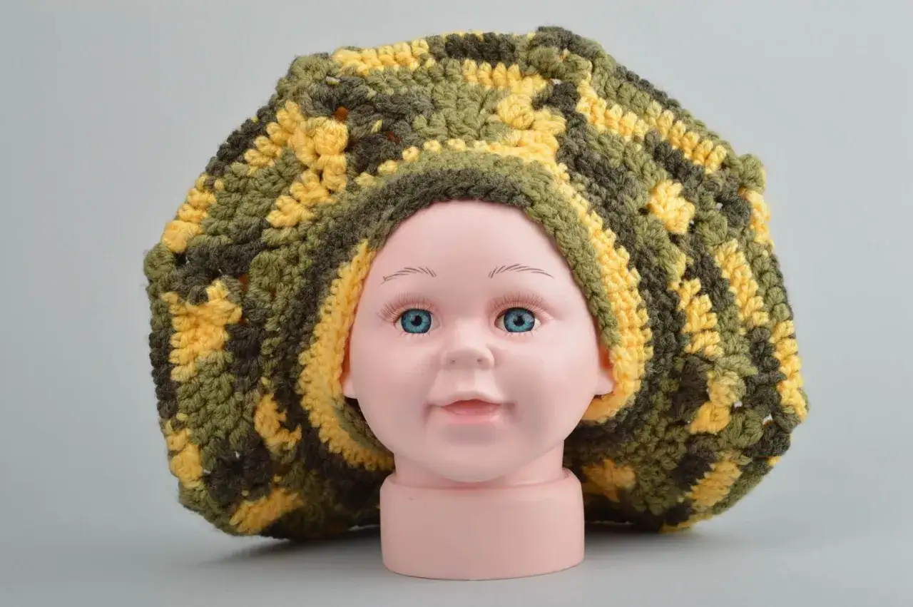 Boina de lana tejida a mano en tonos verdes y amarillos, ideal para aprender como hacer una boina de lana.
