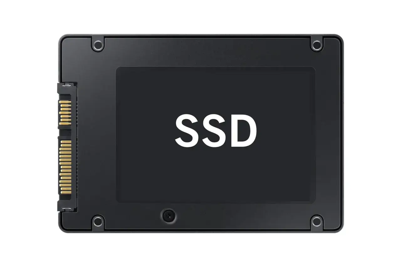 Dysk SSD, który nie wymaga defragmentacji dysku, z widocznymi złączami SATA.