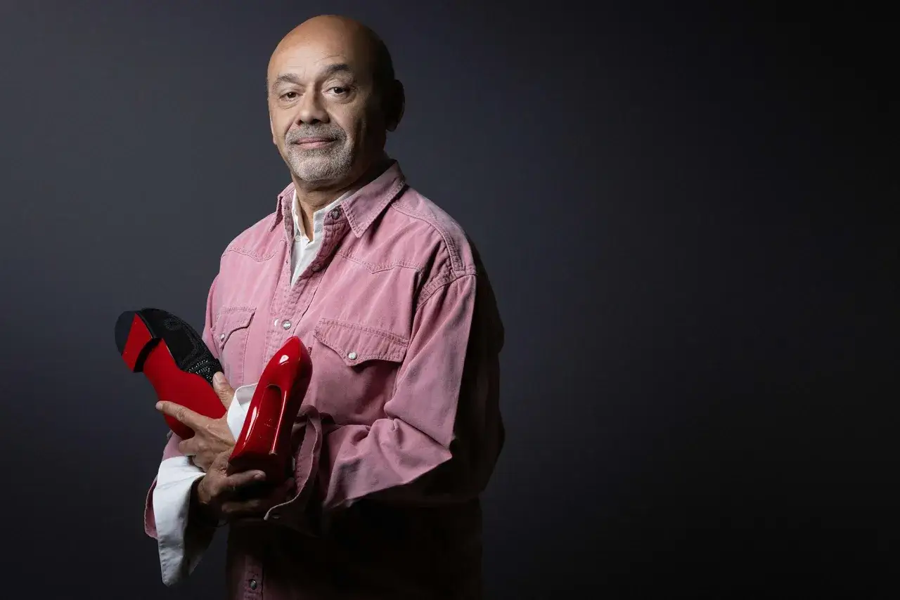 Christian Louboutin trzyma swoje kultowe czerwone szpilki. Zastanawiasz się, ile kosztują buty Christiana Louboutina?