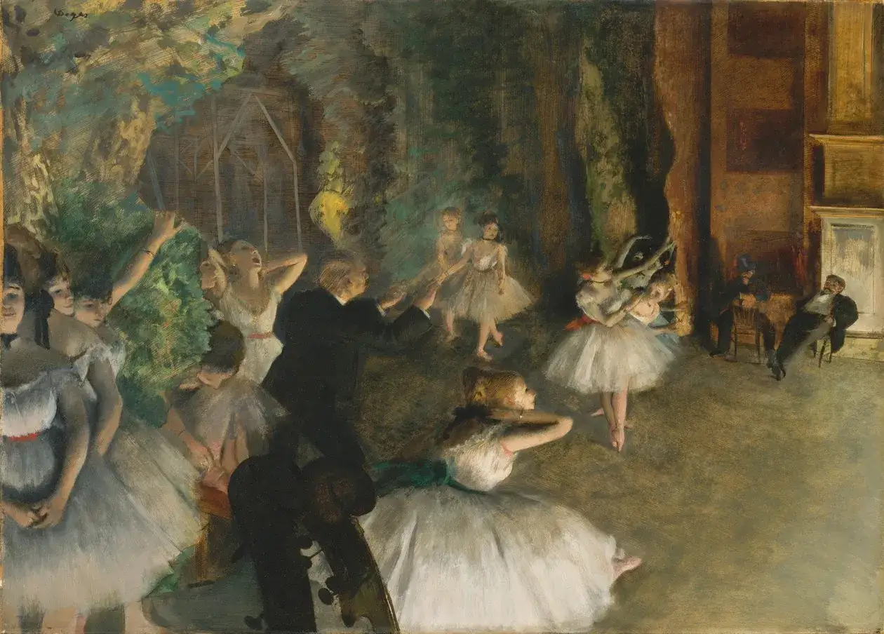 Baletnica Degas w białej tutu ćwiczy na scenie, otoczona innymi tancerkami i reżyserem.