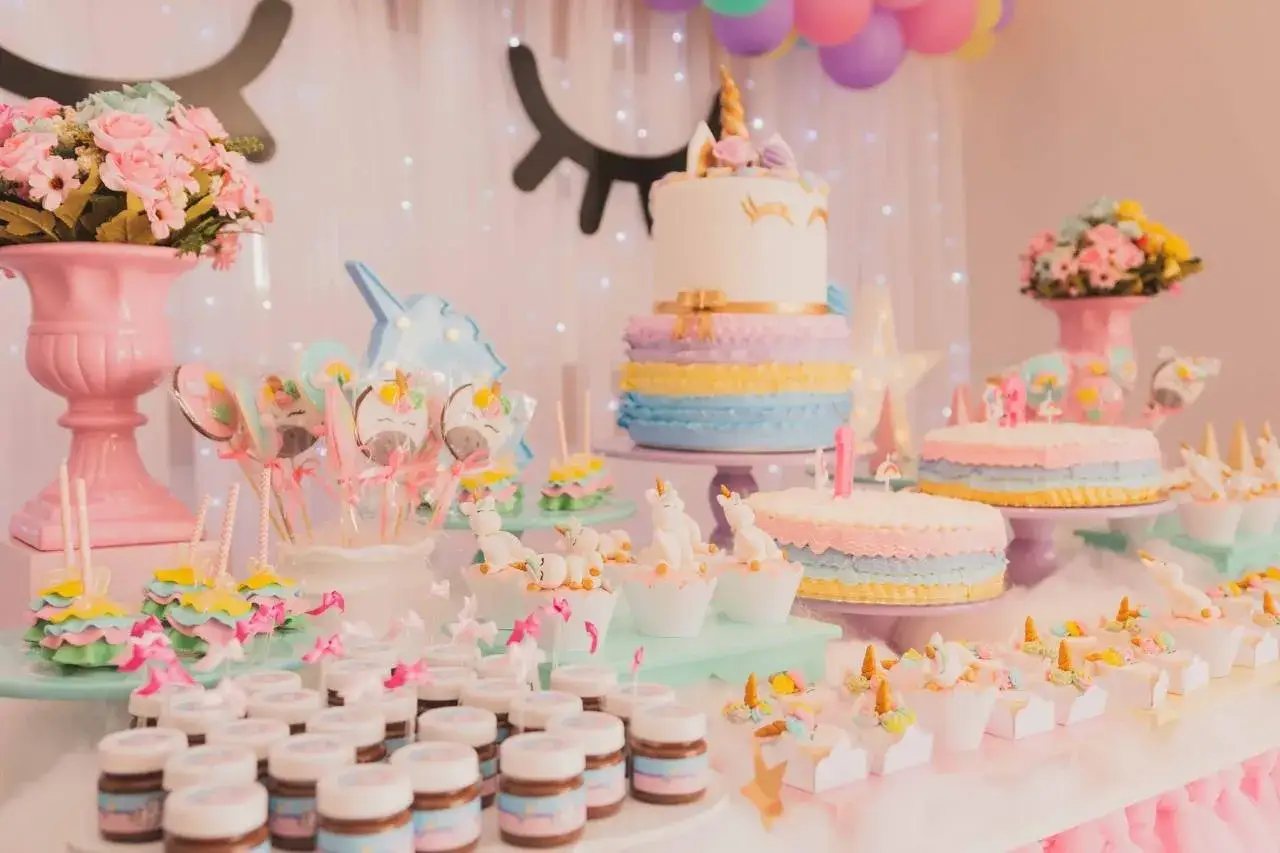 Mesa de fiesta tem&aacute;tica unicornio con pastel, cupcakes y un precioso ramo de chuches casero.