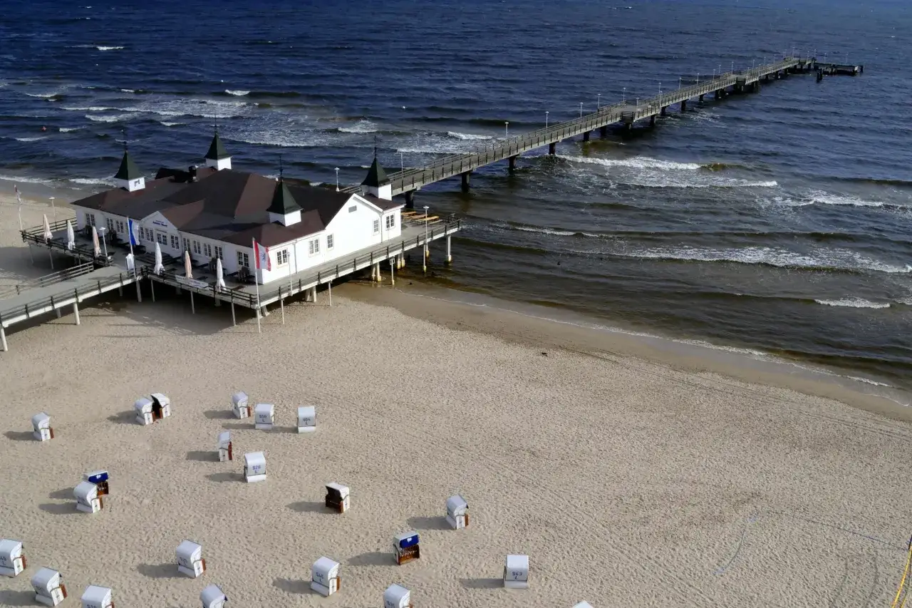 Strandpromenade Seebad Ahlbeck mit Seebrücke