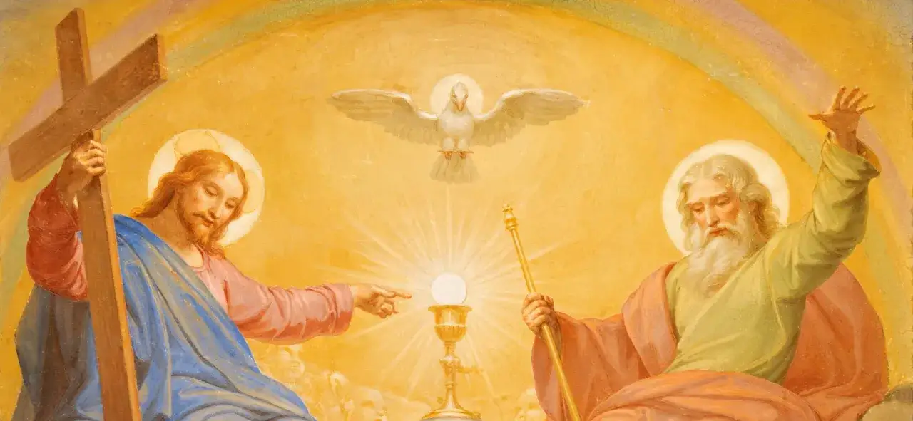 Jesus, der Gott, zeigt auf die Eucharistie. Gott Vater und der Heilige Geist sind ebenfalls dargestellt.