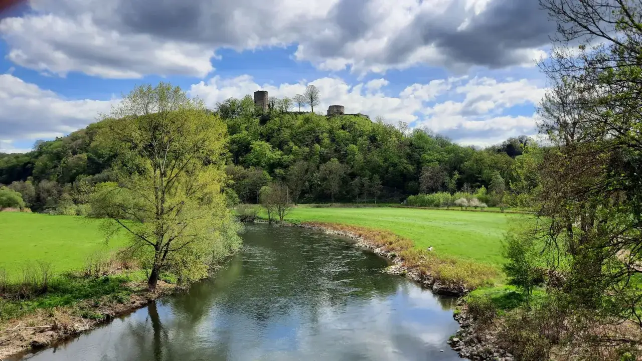 Idyllische Flusslandschaft mit Burgruine Blankenberg auf dem H&uuml;gel. Perfekt f&uuml;r eine Wanderung.