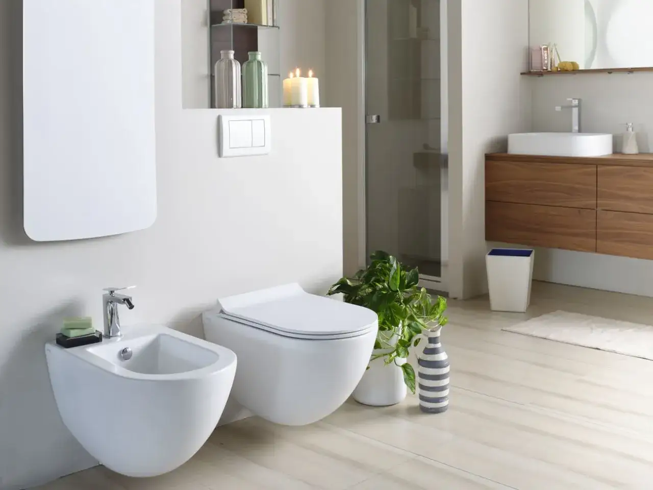 Bagno moderno con sanitari sospesi: pro e contro da valutare. Pulizia facilitata e design minimalista, ma attenzione all'installazione.