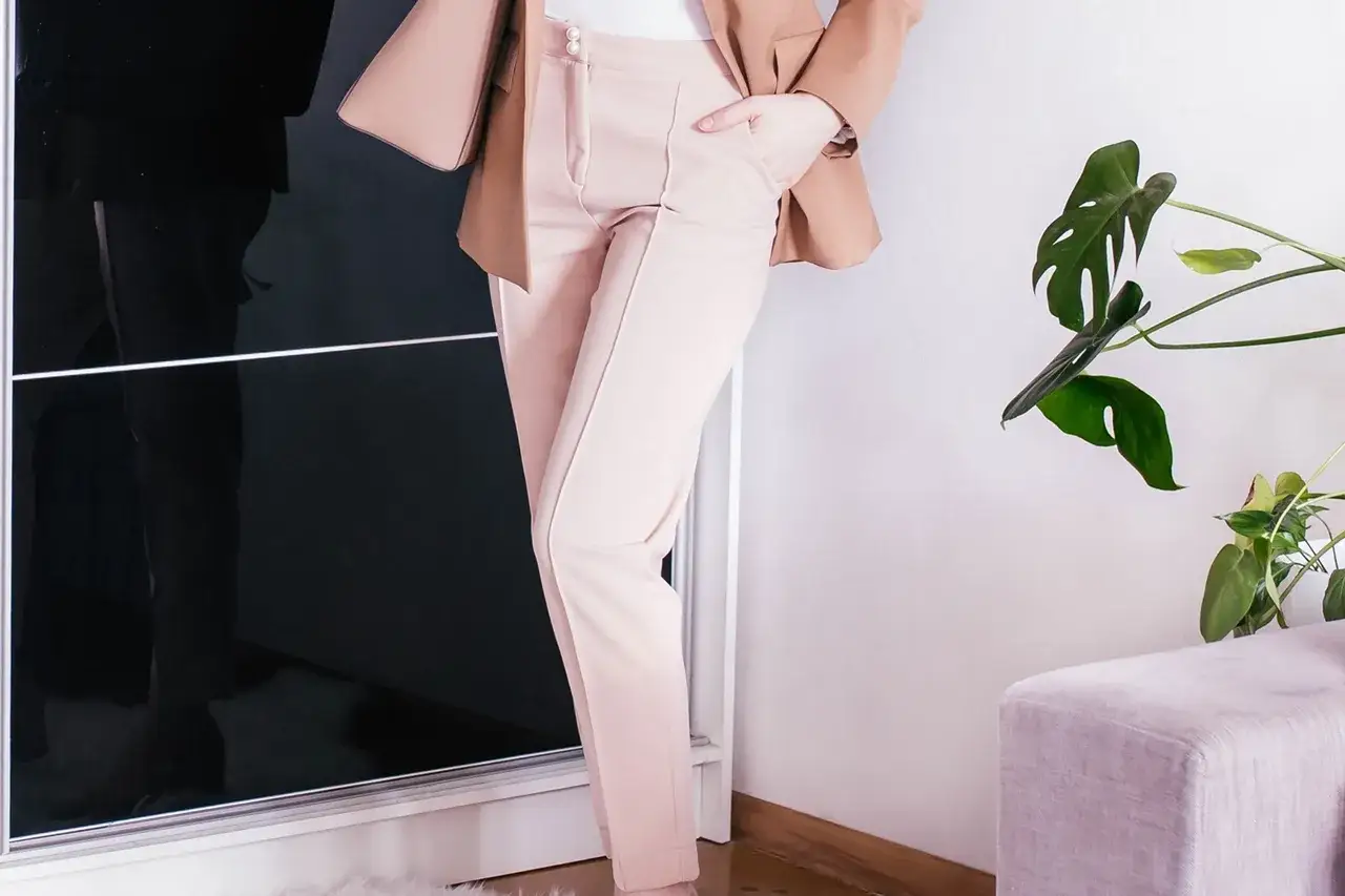 Eleganckie różowe spodnie w stylizacji z beżową marynarką. Idealne na co dzień i do pracy.
