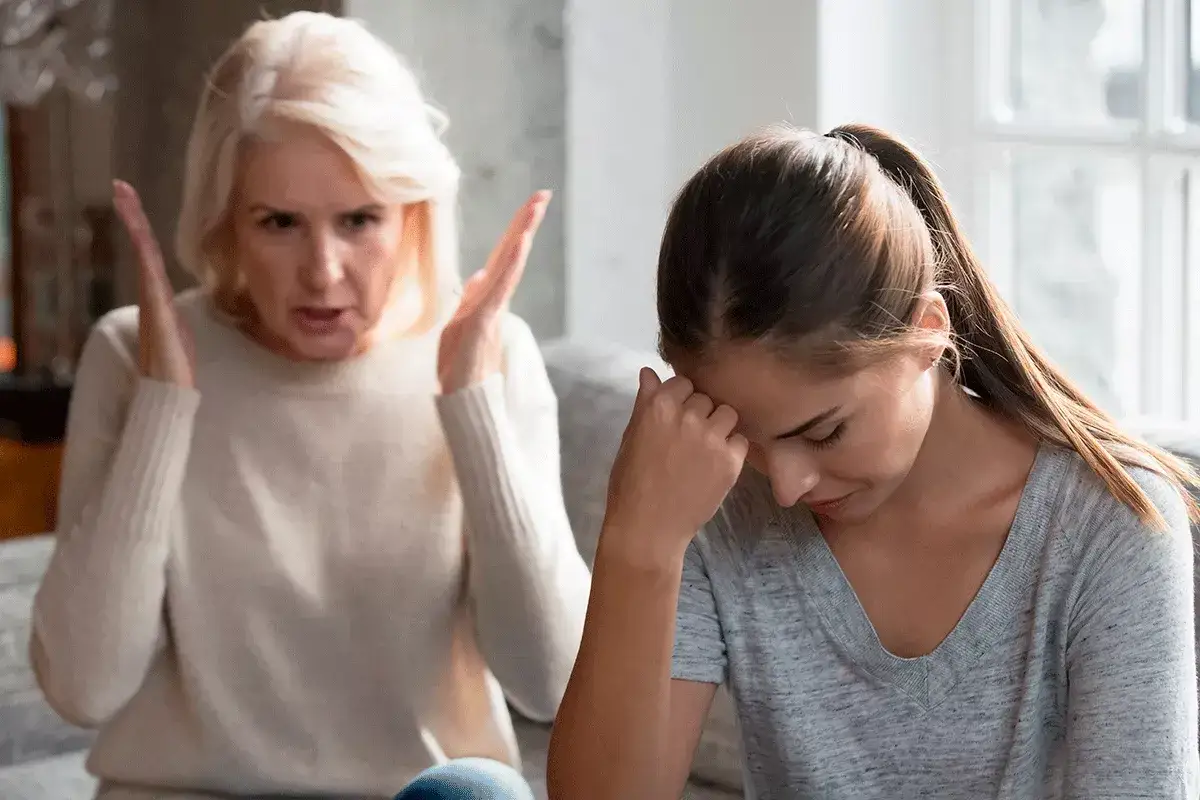 Madre frustrada habla con su hija, quien se muestra apesadumbrada. Quizás busca frases para un hijo que no valora a su madre.