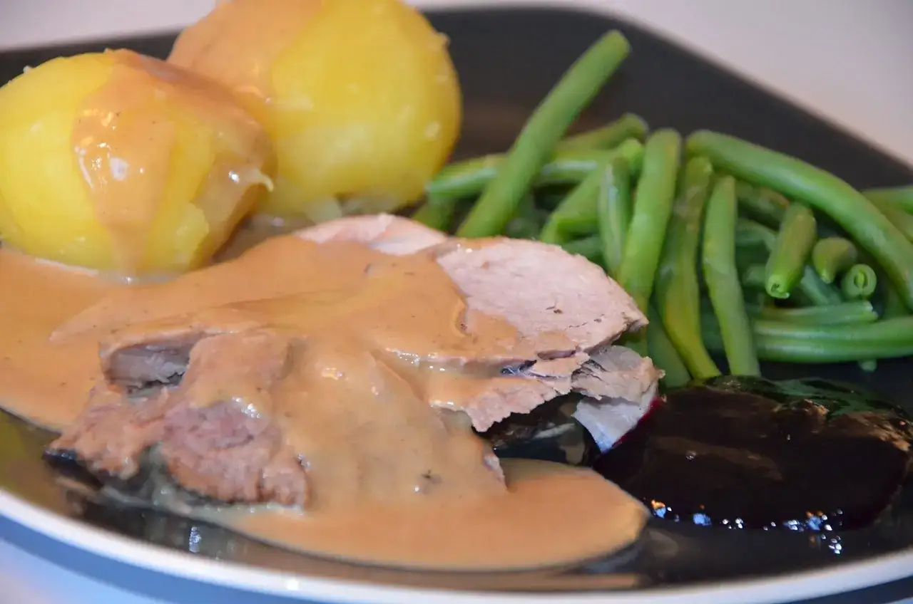 Skinkstek med gr&auml;dds&aring;s, kokt potatis, gr&ouml;na b&ouml;nor och lingonsylt. Ett klassiskt skinkstek recept som passar alla.