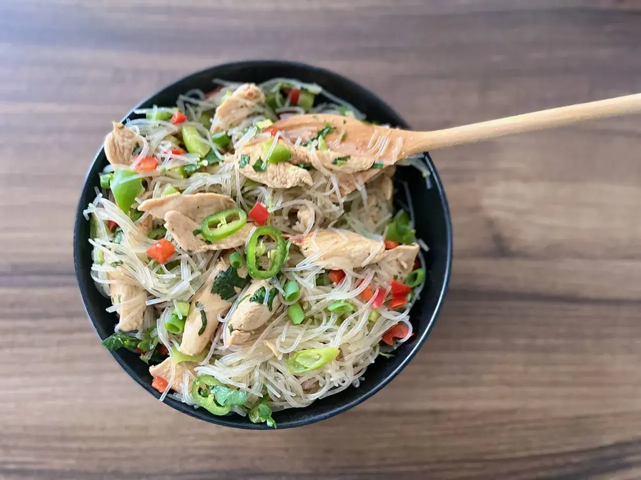 dania z makaronem sojowym stir-fry sałatka zupa