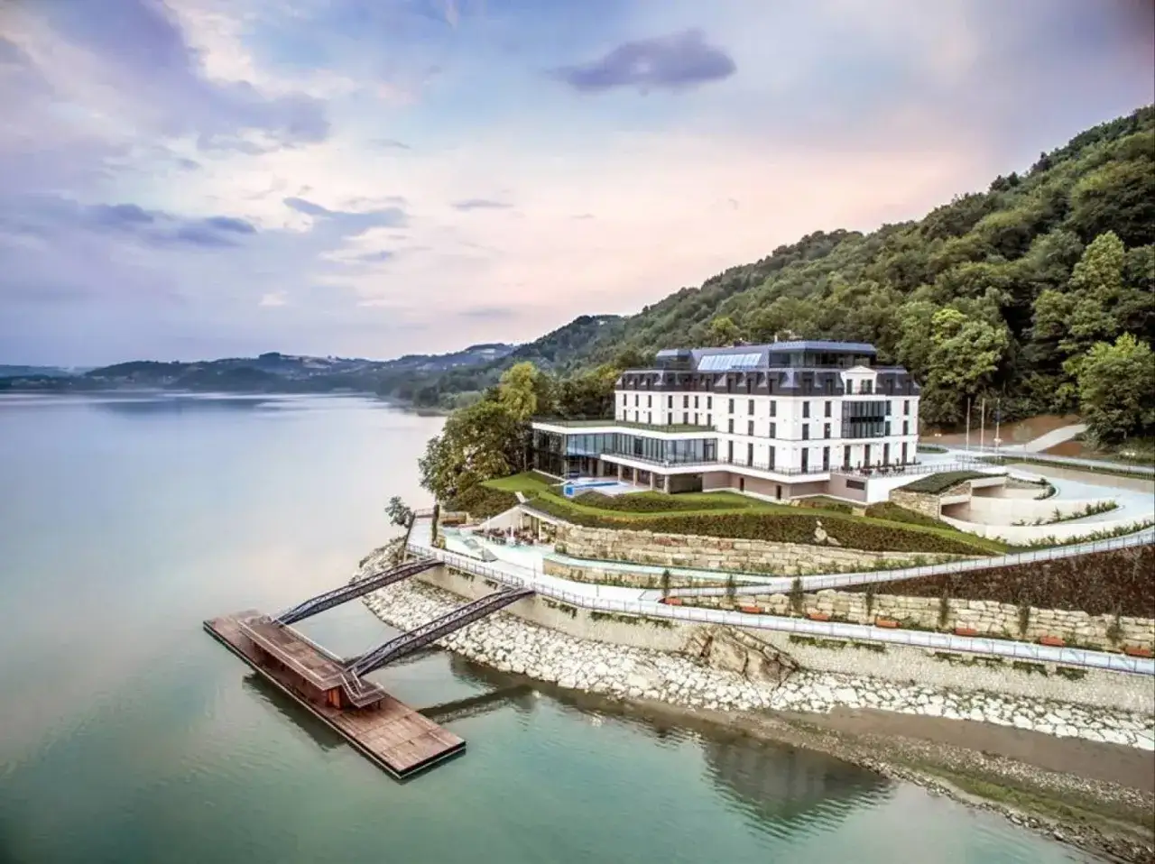 Malowniczy hotel nad jeziorem, idealny na romantyczny wypad. Odkryj ciekawe miejsca w Małopolsce dla zakochanych.