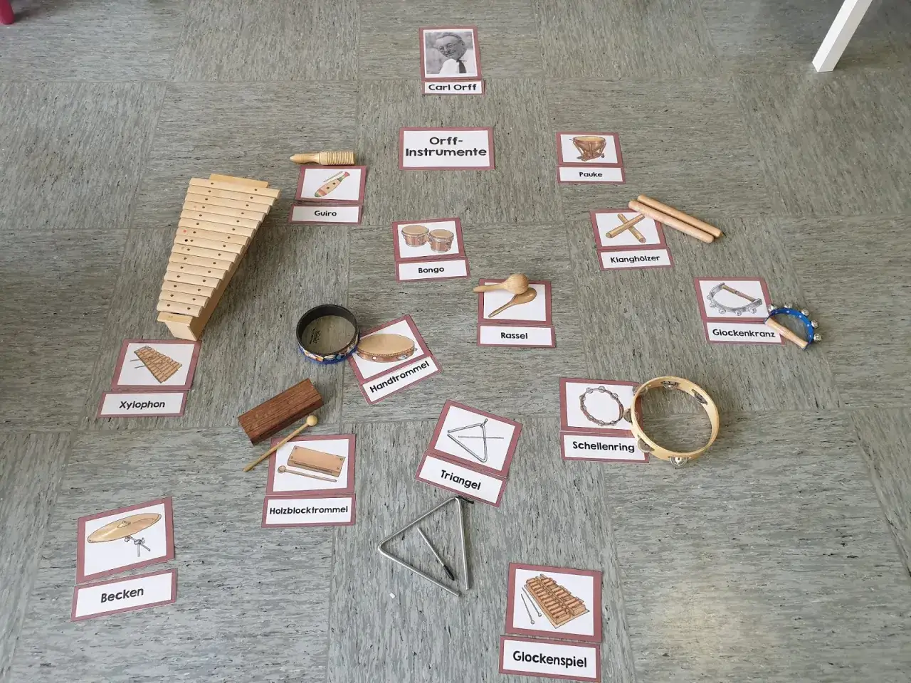 Klanggeschichte Kita: Viele Orff-Instrumente wie Xylophon, Pauke und Glockenspiel liegen auf dem Boden, bereit f&uuml;r musikalische Entdeckungen.