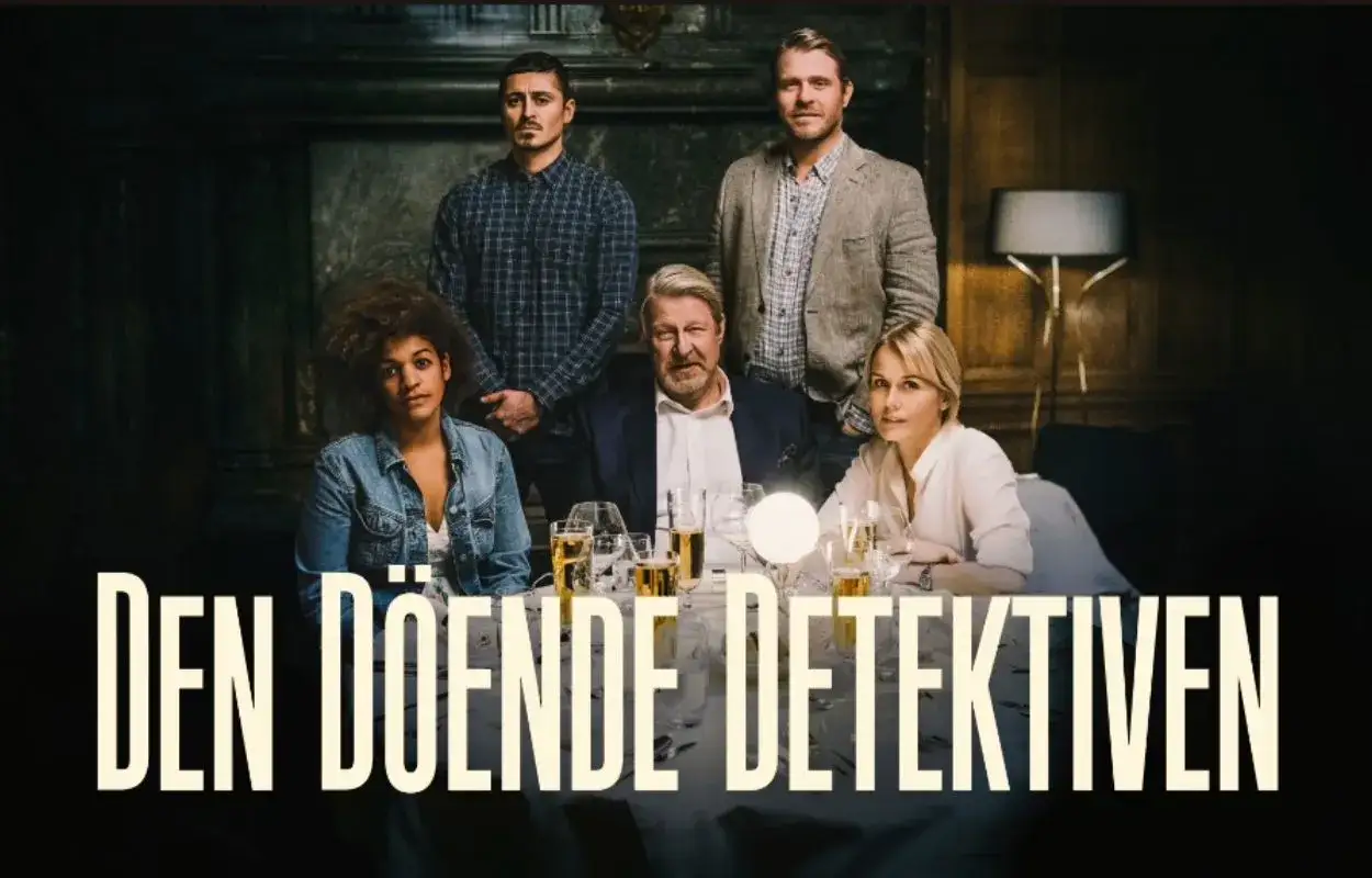 Fem personer sitter runt ett bord med glas. Texten