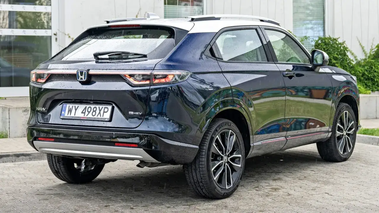 Tylna część ciemnego SUV-a Honda HR-V e:HEV. Wymiary tego modelu są kompaktowe, idealne do miasta.
