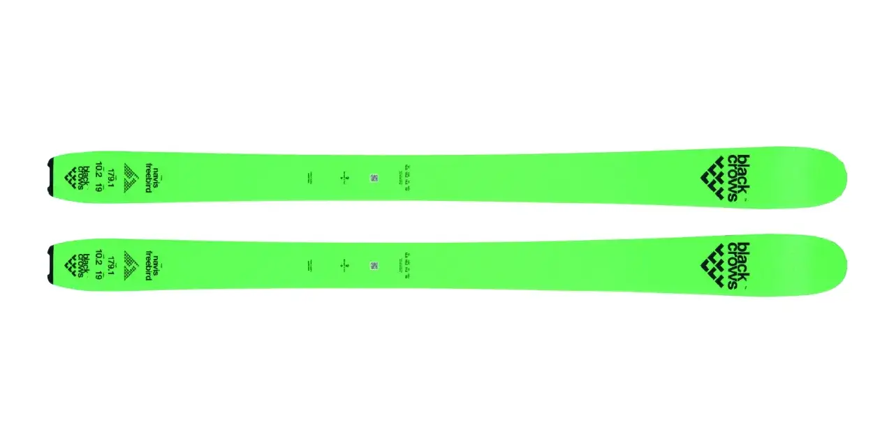 Leuchtend grüne Black Crows Navis Freebird Ski, bereit für jedes Abenteuer.