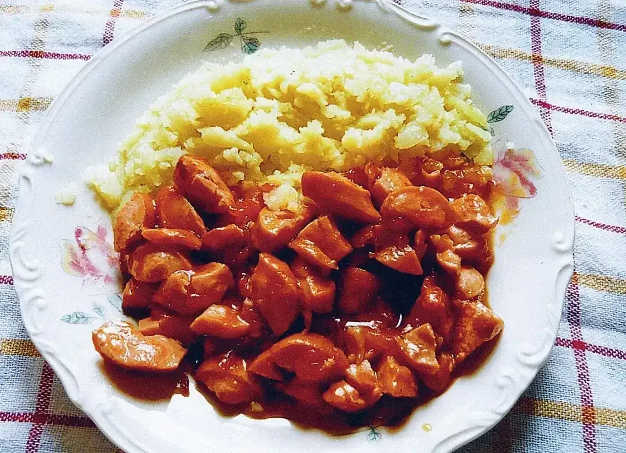 Pyszne parówki w sosie pomidorowym z puree ziemniaczanym. Idealne danie, gdy zastanawiasz się, co zrobić z parówek na obiad.